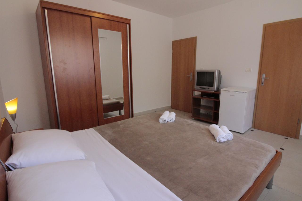 Studios & Rooms Fiesta Novalja Εξωτερικό φωτογραφία